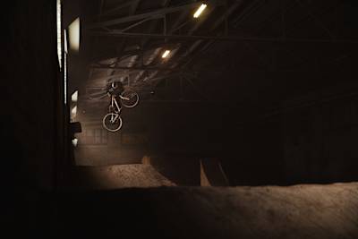 Юганссон провів купу років у цьому маленькому ангарі для BMX