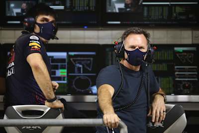 El ingeniero jefe de Red Bull Racing, Pierre Wache, y el director del equipo, Christian Horner, observan desde los boxes durante los test previos a la temporada 2021 de F1 en el circuito de Bahréin.