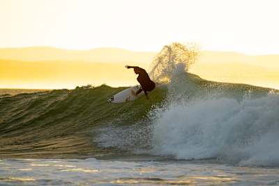 Jordy Smith prend une vague en surf lors du Corona J-Bay Open World Surf League à Jeffreys Bay, en Afrique du Sud, le 9 juillet 2019.