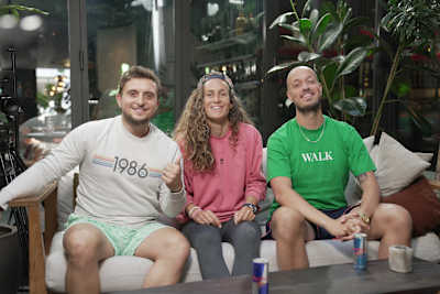 La surfeuse Justine Dupont accompagne les Youtubeurs McFly et Carlito dans leur défi de la traversée de la Méditerranée à la rame.