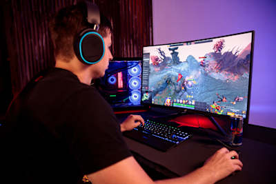 Flukedota3 plays DOTA2 while filming Red Bull Response in Sydney