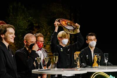 TORONTOTOKYO поднимает трофей Aegis of Champions после победы на TI10