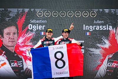 Sebastien Ogier i Julien Ingrassia świętują tytuł mistrzów świata WRC za sezon 2021