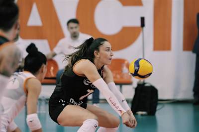 Hande Baladın ilk üç sette 10 sayıyla oynadı.