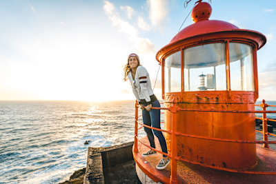 La surfeuse Justine Dupont sur le phare de Nazaré, au Portugal. 