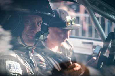 Paweł Grosz uśmiecha się za kierownicą podczas Red Bull Car Park Drift w Katowicach