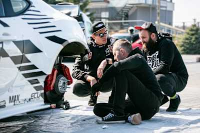 Ekipa Pawła Grosza przy pracy nad autem