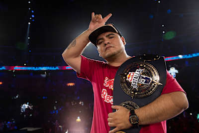 Aczino, el Tricampeón de Red Bull Batalla en 2022 con su cinturón