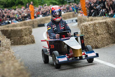 Max la Menace in einer Seifenkiste