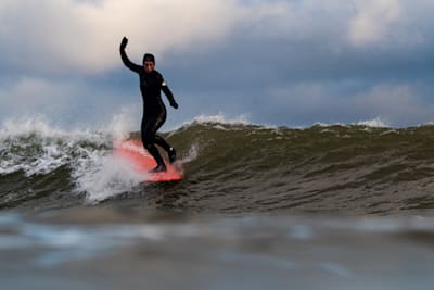Jill Manos surfant des vagues d'hiver à Lawrencetown, Nouvelle-Écosse, Canada, le 09 décembre 2021.