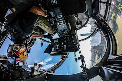 背面飛行中の機内