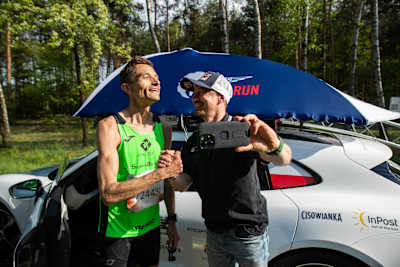 Dariusz Nożyński i Adam Małysz robią selfie przy Samochodzie Pościgowym Wings for Life World Run
