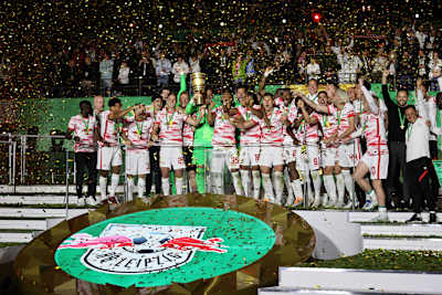 Im goldenen Konfettiregen erhält RB Leipzig-Kapitän Peter Gulacsi den DFB-Pokal.