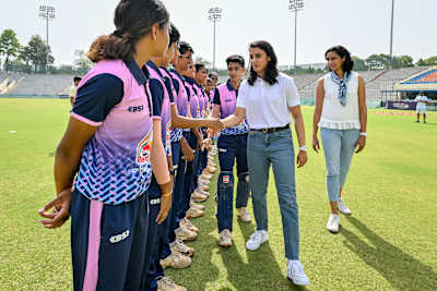 Smriti and Snehal meet the women's finalists at Red Bull Campus Cricket