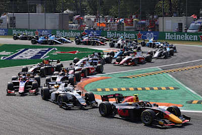 Jehan Daruvala leading the race in Monza in 2021