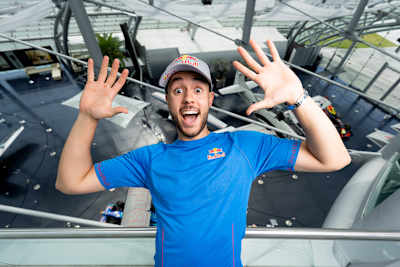 TheGrefg posa en el Hangar-7 de Red Bull