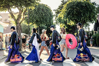 Na ulicy w Jastarni, jak Beatlesi na słynnym zdjęciu sprzed lat