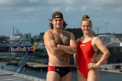 Annika Bornebusch og Jonas Madsen er med ved Red Bull Cliff Diving World Series 2022