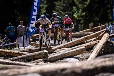 Il trail builder Enrico Martello ha introdotto un'importante novità sul percorso di La Thuile, con un rock garden con tronchi lunghissimo 