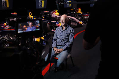 Retrato del ingeniero de F1 Adrian Newey en la presentación del RB17.