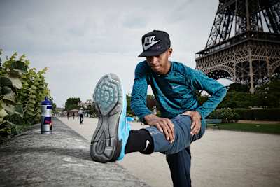 ストレッチを行うムタズ・エサ・バルシム