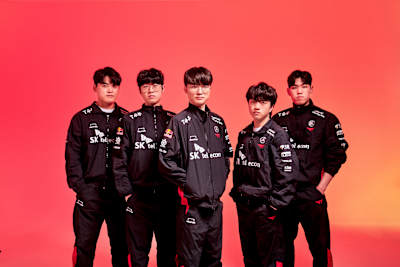 Les joueurs de T1 Oner, Keria, Gumayusi, Zeus et Faker, sont les champions du monde de League of Legends 2023.