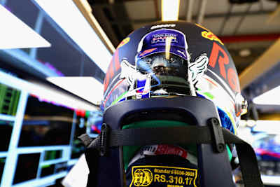 Daniel Ricciardo a Red Bullt szürcsölő borz mintájú sisakkal búcsúzott