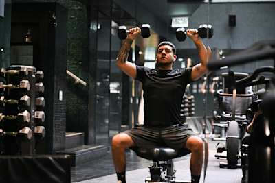 Jota entrenando en el gimnasio del hotel de la concentración