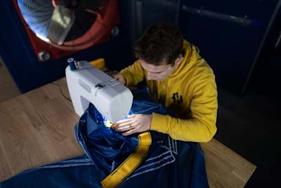 Le youtubeur-bricoleur de génie Henri Hihacks en action.