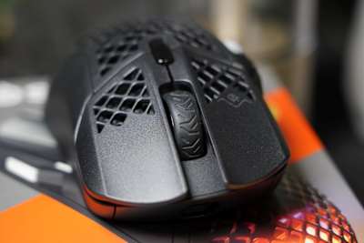 Foto zeigt die Gaming-Maus SteelSeries Aerox 5 Wireless.