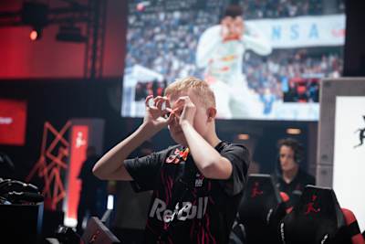 Anders Vejrgang imitiert den Brillen-Jubel aus FIFA 23