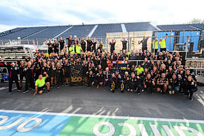 Das Team von Oracle Red Bull Racing nach dem 100. Sieg in der Formel 1.