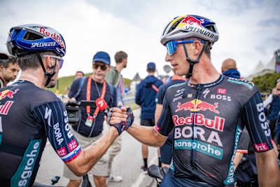 Primož ROGLIČ congratulated by teammate Florian LIPOWITZ