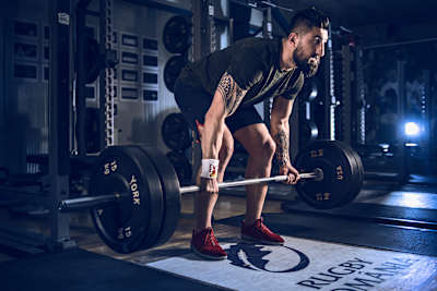 Deadlift: houd de stang bij je schenen 
