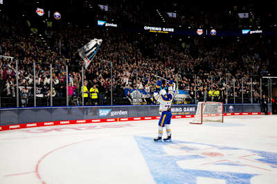 Der Ex-Münchner JJ Peterka (Buffalo Sabres) macht nach dem SAP Garden Opening Game die Welle mit der Kurve.