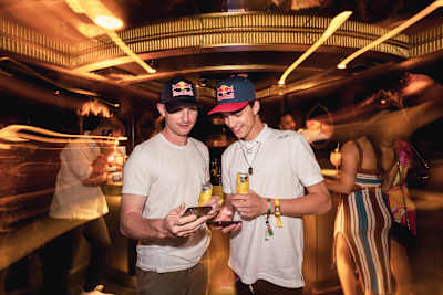 - A w tym klubie byłeś? - O, pokaż!