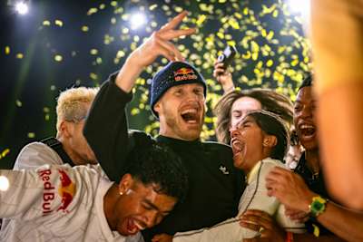 Em 2024, B-Girl India e B-Boy Menno comemoram com alegria a vitória na final mundial do Red Bull BC ONE no Rio de Janeiro, Brasil