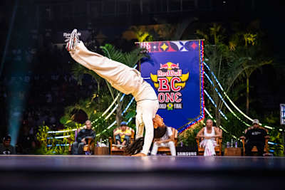 Em 2024, a B-Girl India faz um movimento acrobático no evento Red Bull BC One World Final no Rio de Janeiro, Brasil