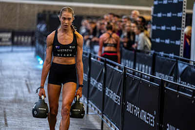 En 2024, la musclée Joanna Wietrzyk participe à la compétition Hyrox Major Amsterdam, portant de lourdes kettlebells Centr tout en affichant la marque Red Bull sur sa tenue d'athlète