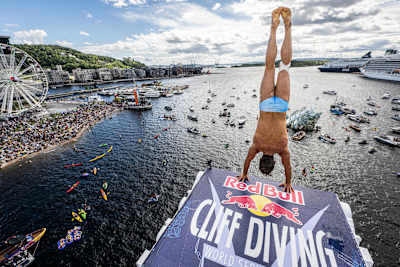 În 2024, Constantin Popovici se ține incredibil în brațe la 27 m deasupra Oslofjord în timpul competiției Red Bull Cliff Diving din Oslo