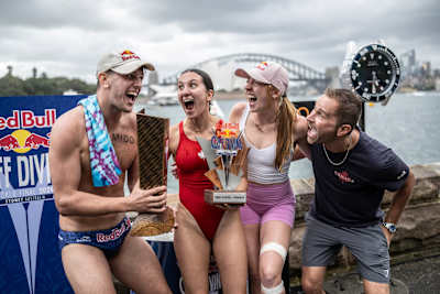 În 2024, Aidan Heslop, Simone Leathead și Molly Carlson sărbătoresc la Red Bull Cliff Diving World Series în Sydney