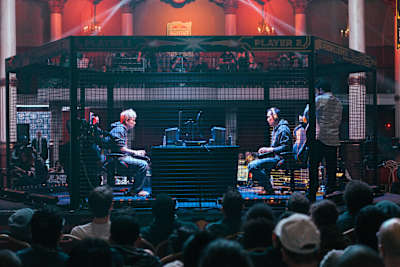 フランスで開催された"Red Bull Kumite 2015"の模様。金網ケージ内で戦うボンちゃん選手(写真左)。