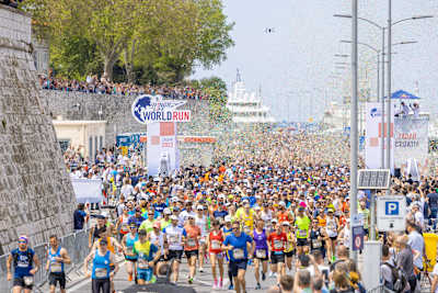 Participanți care aleargă în timpul Wings for Life World Run Flagship Run din Zadar, Croația 2023.