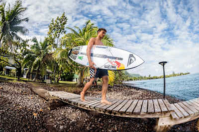 « En face » : en Polynésie, les spots de surf sont littéralement devant la maison.