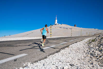 Un participant court lors du Semi-Marathon du Mont-Ventoux.