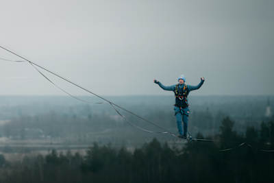 Jaan Roose cammina su una slackline