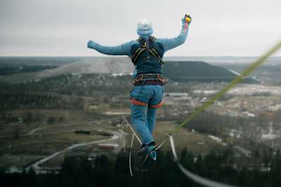 Jaan Roose cammina lungo una slackline
