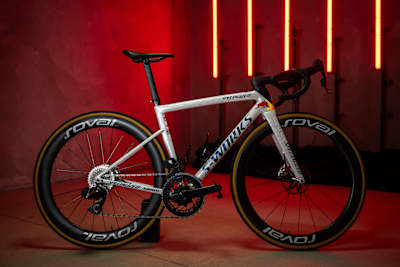 Seiten-Ansicht des Tarmac SL8 LTD-Bikes von Red Bull - BORA - hansgrohe
