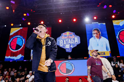En la Final Nacional de la Red Bull Batalla en Ciudad de México, Potencia actúa en el escenario frente a Rapder