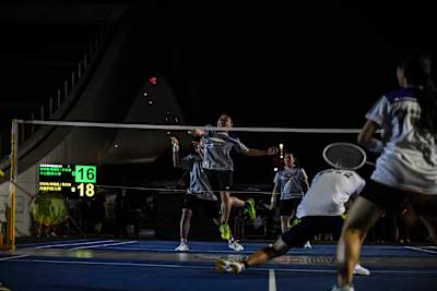 Des athlètes s'affrontent lors d'un match de badminton en double.